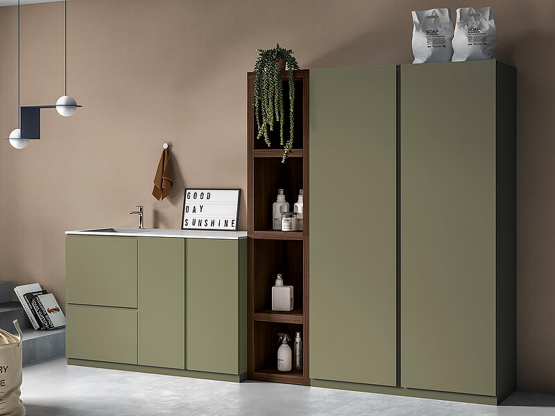 Base porta lavatrice in laccato opaco malva con piano integrato in marmo minerale bianco opaco, elemento a giorno materico rovere termotrattato e colonne in laccato opaco malva.