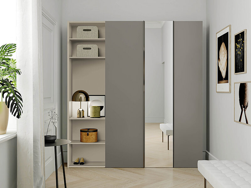 Ingresso con modulo con anta scorrevole materico quarzo e struttura materico avana e modulo battente con anta specchio e struttura materico quarzo.