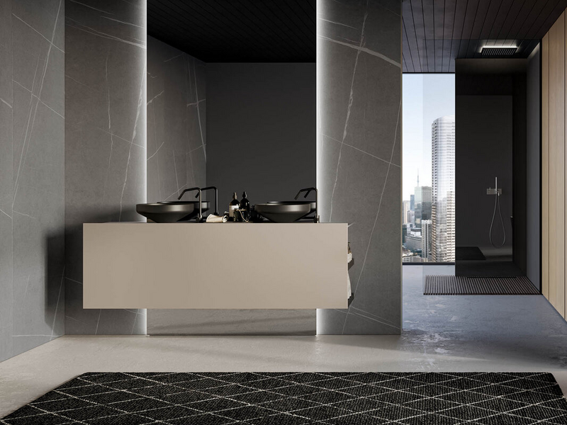 Bagno in laccato opaco corda, top in gres Senda grigio, lavabi in ceramica nero opaco e accessori in metallo nero