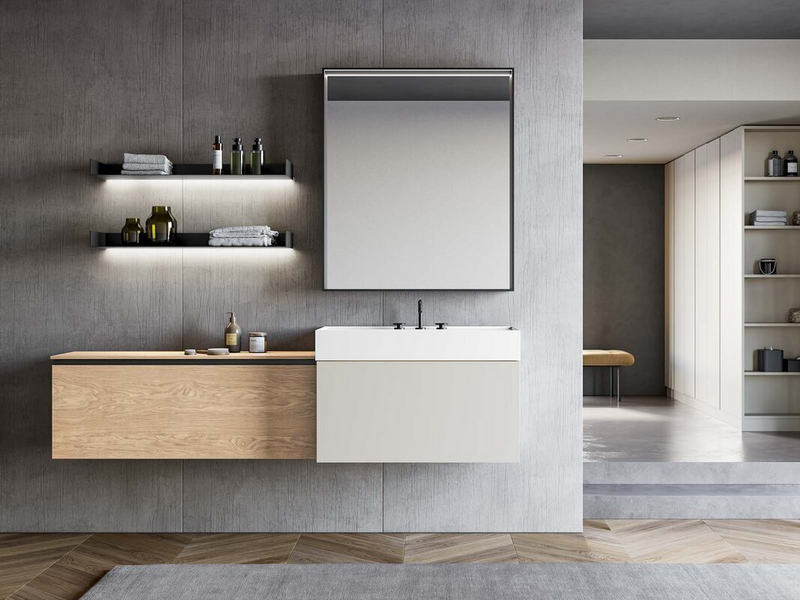 Bagno in laccato opaco light grey e materico rovere Virginia, top in marmo minerale bianco opaco, gola e mensole in metallo nero