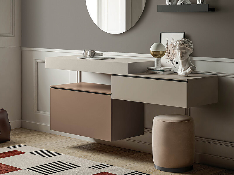 Ingresso con piano scatolato laccato effetto cemento perla e cassetti laccato opaco corda e terracotta, mensola in metallo e specchio.