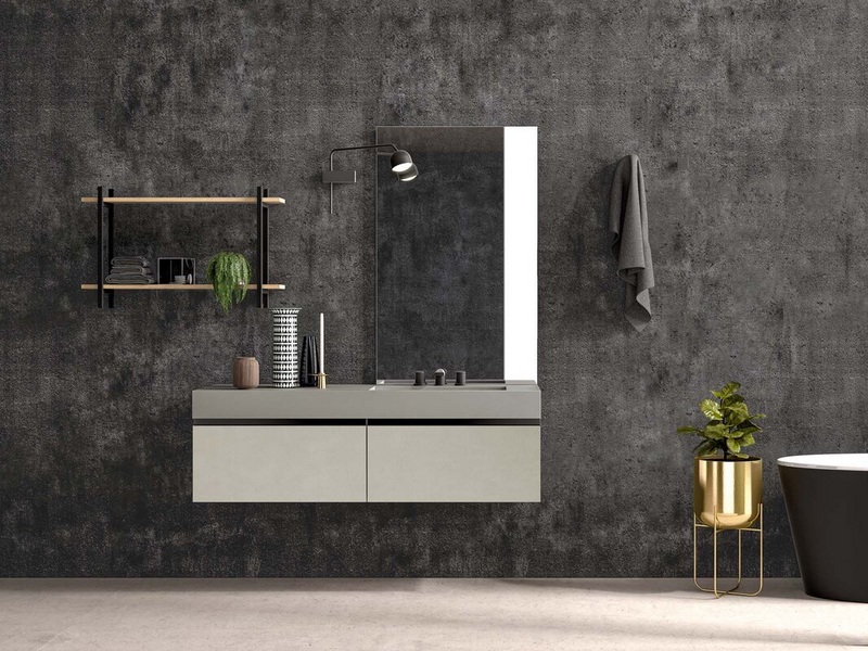 Bagno in laccato effetto cemento perla, top in marmo minerale grigio opaco, scaffalatura e gola in metallo nero, ripiani in essenza rovere naturale