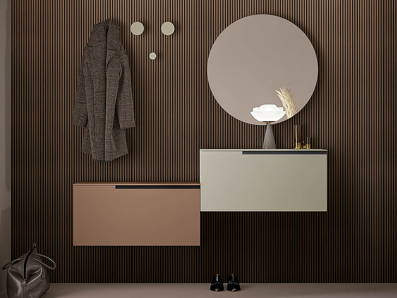 Scarpiere sospese laccato opaco terracotta e grigio seta con gola in metallo nero.