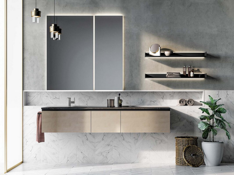 Bagno in laccato metallico nichel, top in marmo naturale nero Marquinia, mensole e gola in metallo nero