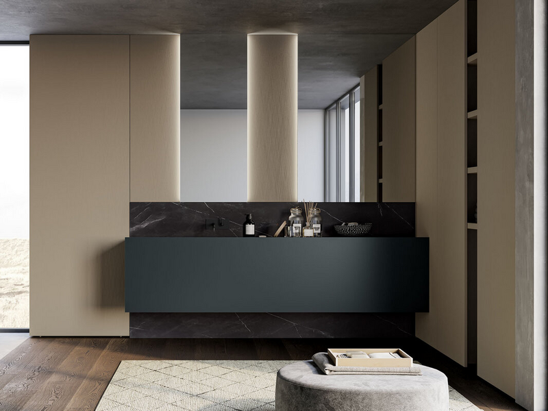 Bagno in laccato opaco grigio antracite, top in gres Storm nero, colonne in alluminio spazzolato nichel e accessori in metallo nero