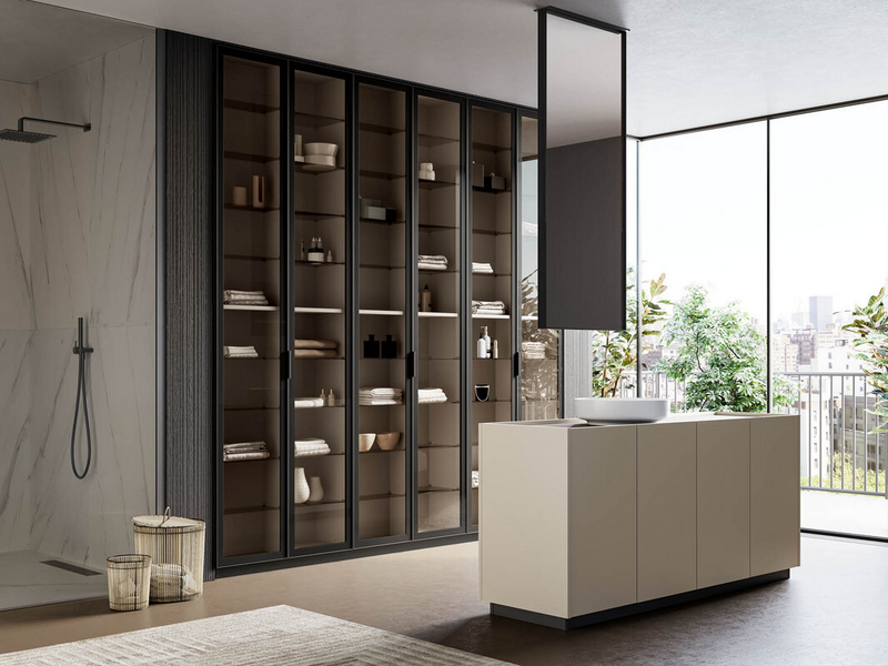 Bagno in laccato opaco canapa, top in gres Boreal Pietra Piasentina, lavabo in ceramica bianco lucido, ante colonne in vetro trasparente bronzo e accessori in metallo nero