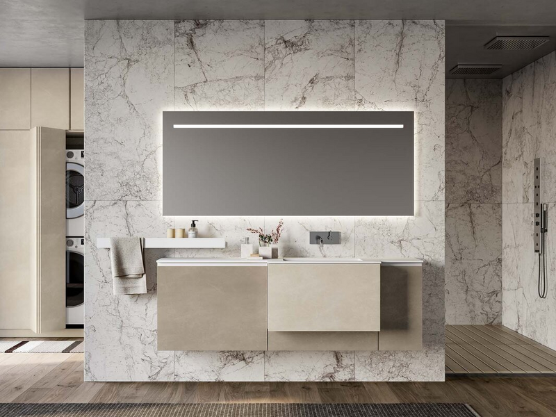 Bagno in materico perla e argilla, top in marmo minerale bianco opaco, mensole in metallo bianco