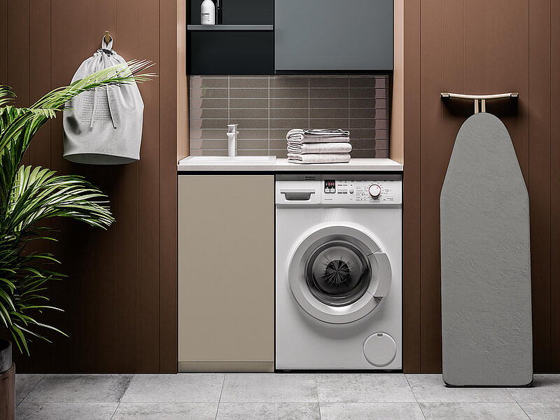 Pensile laccato opaco grigio blu con elemento a giorno con fianchi metallo. Base lavabo laccato opaco corda con lavatoio soprapiano.