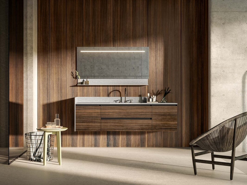 Bagno in essenza rovere termotrattato, top, fianco e schiena in HPL Pietra Piasentina, maniglie in metallo nero