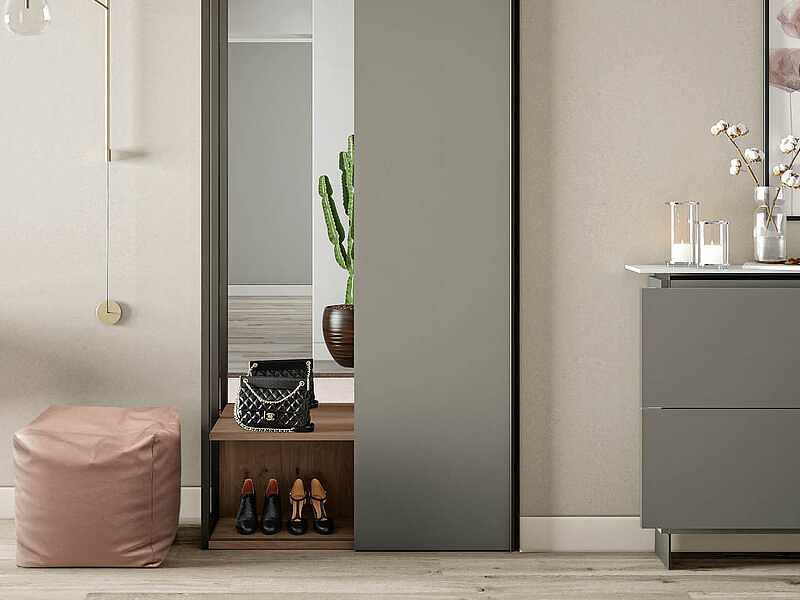 Ingresso con modulo scorrevole laccato opaco grigio Aston con struttura materico noce Alabama, specchio e scarpiera Hosoi.