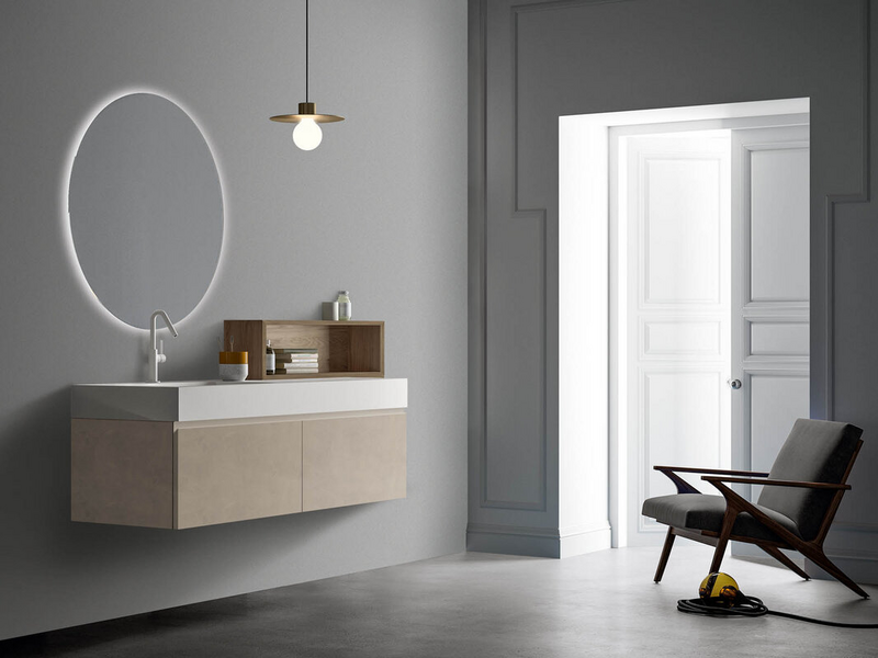Bagno in laccato cemento argilla, top in marmo minerale bianco opaco e pensili in essenza rovere visone