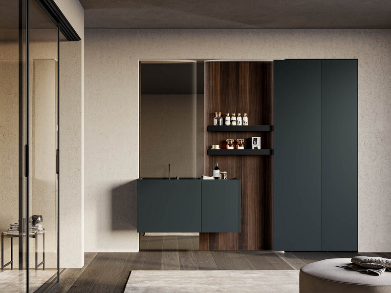 Bagno in laccato opaco grigio antracite, top in marmo naturale nero Marquinia, schiena attrezzata in essenza rovere termotrattato e accessori in metallo nero