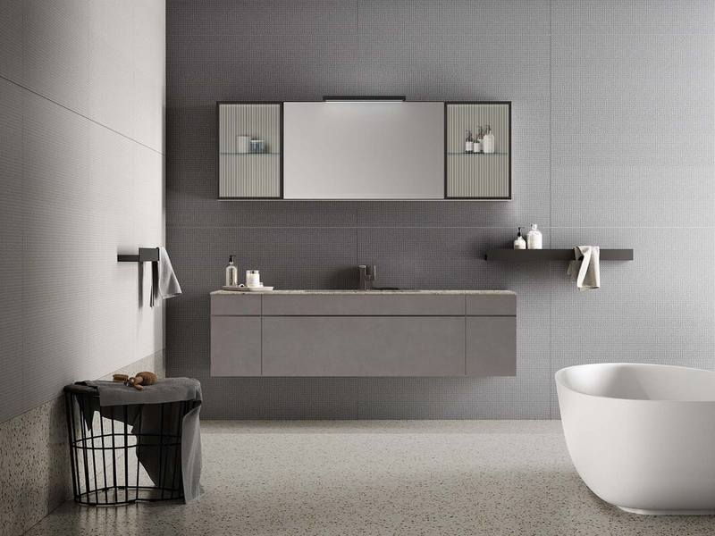 Bagno in laccato effetto cemento grafite, top in gres Iseo grigio, ante in vetro cannet&eacute;, telaio in metallo nero e maniglie in metallo titanio