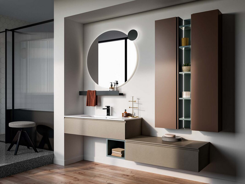 Bagno in materico argilla, laccato opaco terracotta e carta da zucchero, top in ceramica bianco lucido, mensola e fianchi in metallo nero