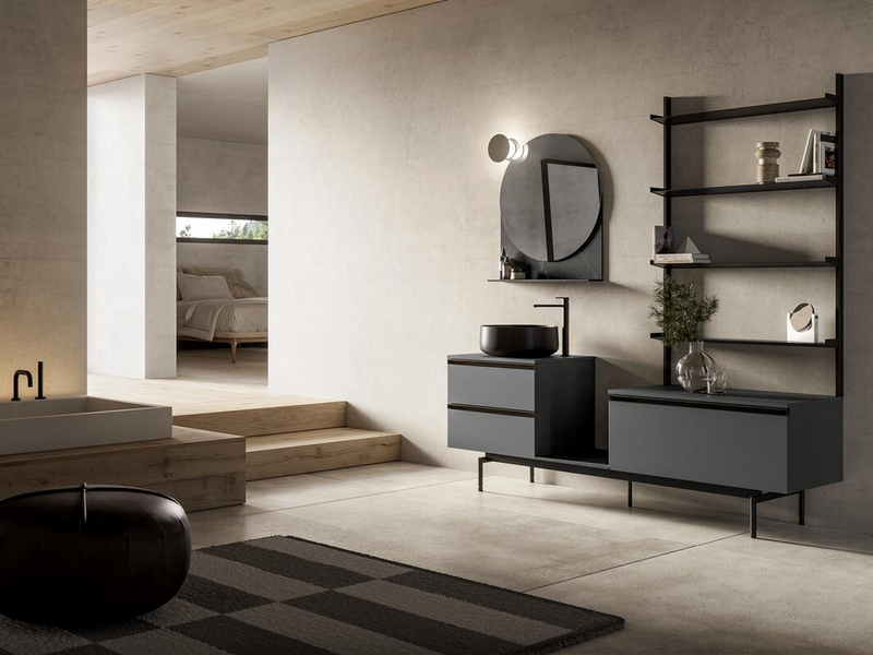 Bagno in laccato micalizzato piombo, lavabo in ceramica nero opaco, inserto specchiera in HPL Marquinia, basamento, scaffalatura e maniglie in metallo nero